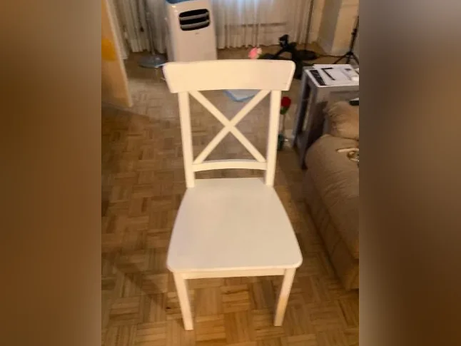 set de cuisine table avec les rallonges 2 chaises très propre