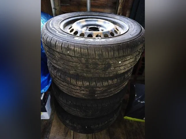 4 pneus toyo quasi neufs 195/65/R15 91H monté sur roues.