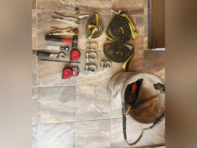 Lot d'outils et accessoires de levage – Élingues, manilles, outils divers