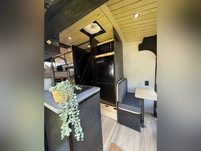 FORD TRANSIT 350 AWD HIGH-ROOF (2024) – HAUT DE GAMME & 100 % CLÉ EN MAIN thumbnail 4