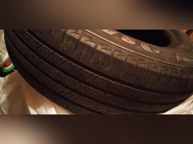 À VENDRE 4 PNEUS COMME NEUVE 235-65-17 4 SAISONS! 7/32 thumbnail 2