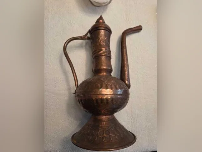 Théière décorative en cuivre martellé