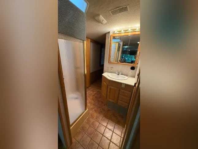 1998 Fleetwood Discovery 36 - Diesel thumbnail 8