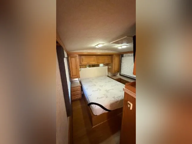 1998 Fleetwood Discovery 36 - Diesel thumbnail 10