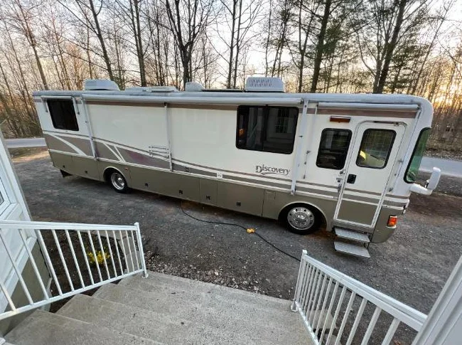 1998 Fleetwood Discovery 36 - Diesel thumbnail 3