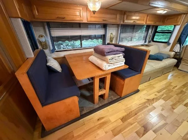 1998 Fleetwood Discovery 36 - Diesel thumbnail 4