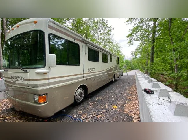 1998 Fleetwood Discovery 36 - Diesel thumbnail 2