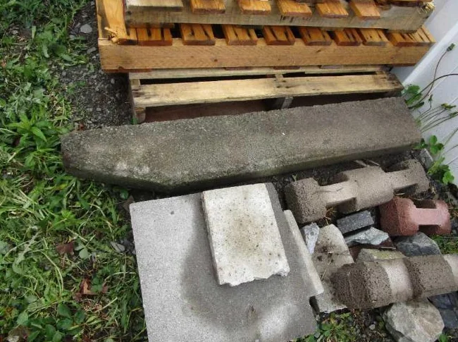 À DONNER, bordure de ciment.