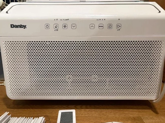 Air climatisé 10 000 BTU "Silencieuse" - **Utilisé 2 mois seulement** thumbnail 2