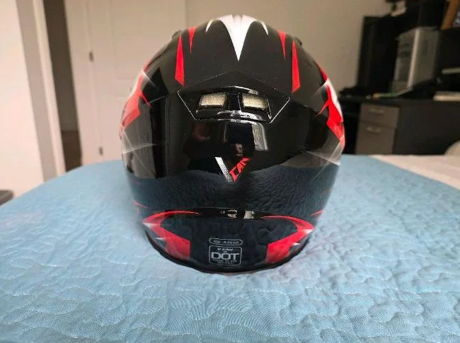 CASQUE DE MOTO V CAN GRANDEUR XL, COULEUR BLANC NOIR ROUGE, COMME NEUF ET SANS GRAFIGNES. PRIX DEMANDÉ : $60.00 thumbnail 3
