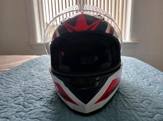 CASQUE DE MOTO V CAN GRANDEUR XL, COULEUR BLANC NOIR ROUGE, COMME NEUF ET SANS GRAFIGNES. PRIX DEMANDÉ : $60.00
