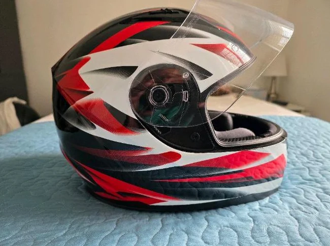CASQUE DE MOTO V CAN GRANDEUR XL, COULEUR BLANC NOIR ROUGE, COMME NEUF ET SANS GRAFIGNES. PRIX DEMANDÉ : $60.00 thumbnail 4