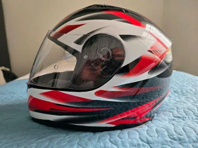 CASQUE DE MOTO V CAN GRANDEUR XL, COULEUR BLANC NOIR ROUGE, COMME NEUF ET SANS GRAFIGNES. PRIX DEMANDÉ : $60.00 thumbnail 2