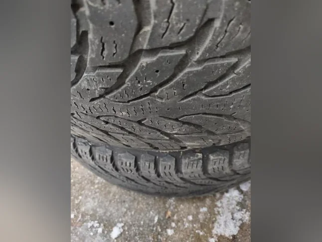 4 pneus hiver Nokian Hakkapeliitta 235-60R18 bon état thumbnail 4
