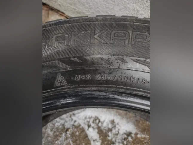 4 pneus hiver Nokian Hakkapeliitta 235-60R18 bon état thumbnail 7