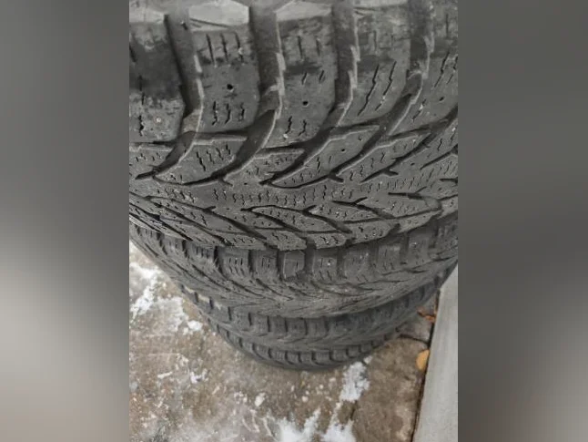 4 pneus hiver Nokian Hakkapeliitta 235-60R18 bon état