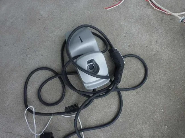 BORNE DE RECHARGE POUR VÉHICULE ÉLECTRIQUE