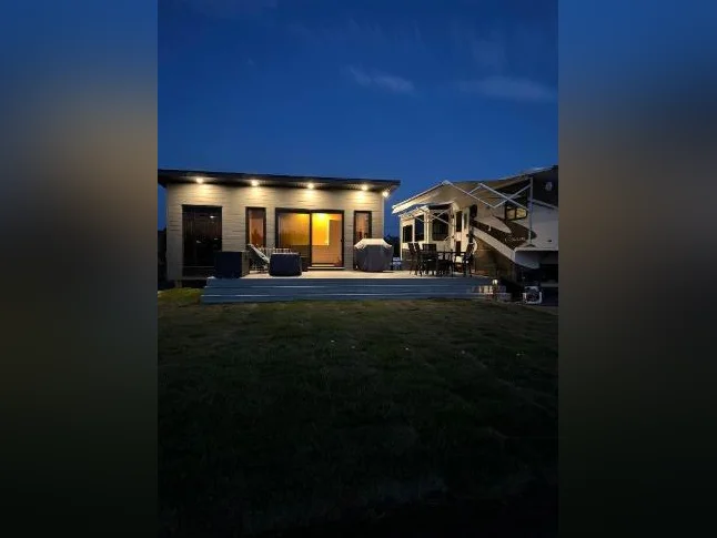 Terrain de camping avec pavillon
