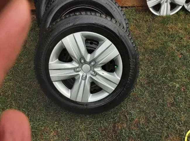 Jantes Subaru 17 pouces en acier, Pneus hiver Blizzack 225-65-17 en bonne condition. Avec enjoliveurs Subaru thumbnail 2