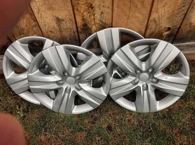 Jantes Subaru 17 pouces en acier, Pneus hiver Blizzack 225-65-17 en bonne condition. Avec enjoliveurs Subaru thumbnail 4