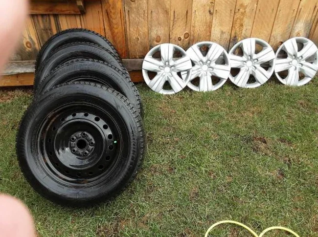 Jantes Subaru 17 pouces en acier, Pneus hiver Blizzack 225-65-17 en bonne condition. Avec enjoliveurs Subaru