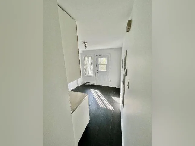 Superbe 3 ½ ensoleillé, libre maintenant, triplex, 2 ième étage, très propre thumbnail 3