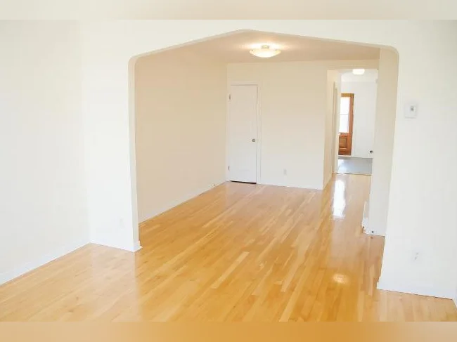 Superbe 3 ½ ensoleillé, libre maintenant, triplex, 2 ième étage, très propre thumbnail 2