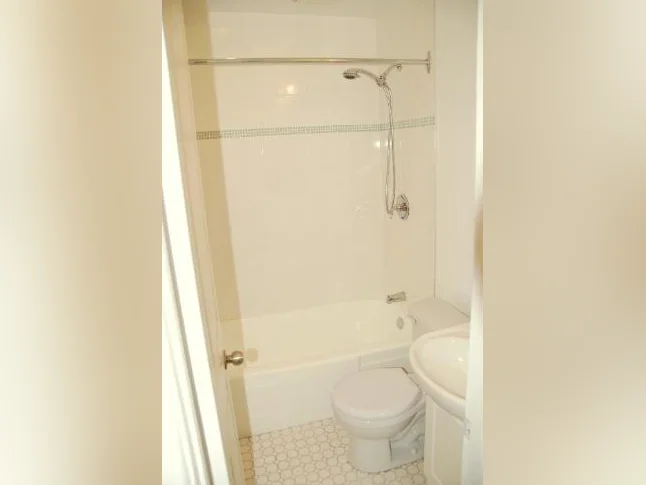 Superbe 3 ½ ensoleillé, libre maintenant, triplex, 2 ième étage, très propre thumbnail 6