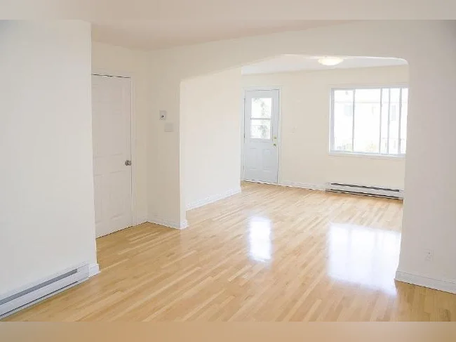 Superbe 3 ½ ensoleillé, libre maintenant, triplex, 2 ième étage, très propre
