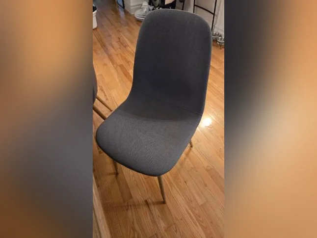 Table de salle à manger et 4 chaises thumbnail 8