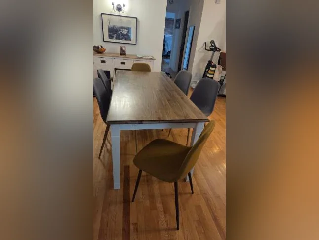 Table de salle à manger et 4 chaises thumbnail 2