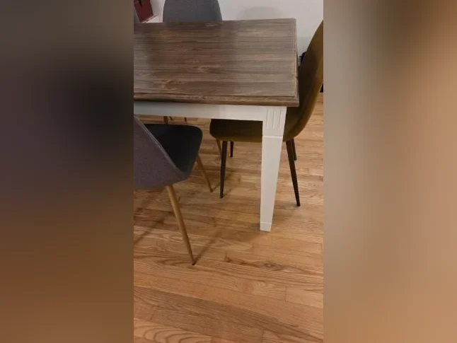 Table de salle à manger et 4 chaises thumbnail 3