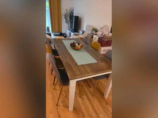 Table de salle à manger et 4 chaises thumbnail 5