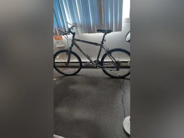 De montagne/randonnée, Trek 3 ,cadre moyen, 18 vitesses,pneus lisses neufs, gourde,pompe, cyclometre, casque neuf,très entretenu thumbnail 2