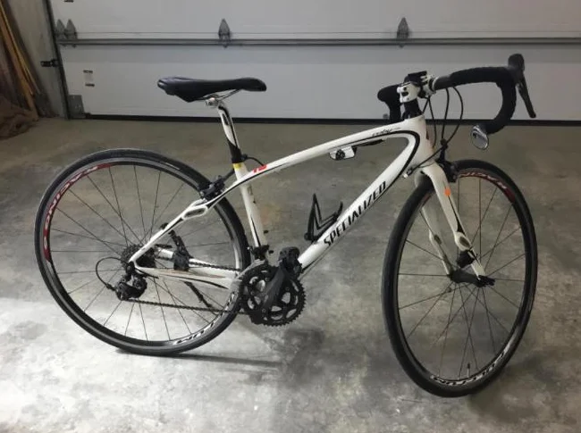 Vélos Specialized Roubaix et Ruby. Bon état. Incluant béquille, porte-bouteille,odomètre,miroir.