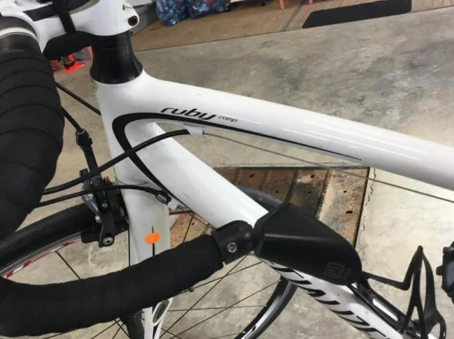 Vélos Specialized Roubaix et Ruby. Bon état. Incluant béquille, porte-bouteille,odomètre,miroir. thumbnail 2