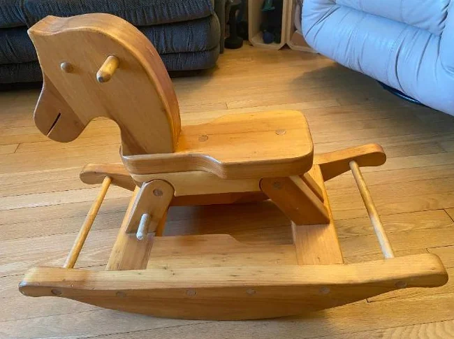 MAGNIFIQUE CHEVAL DE BOIS BERCANT POUR ENFANT