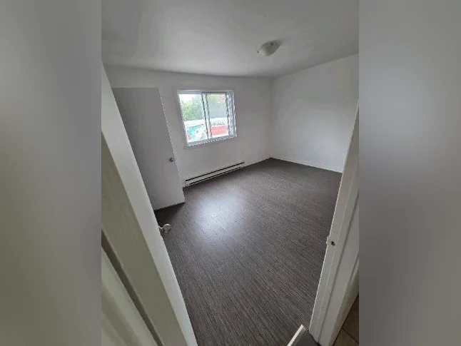 very nice and big 4.5 apartment for rent in Laval thumbnail 6