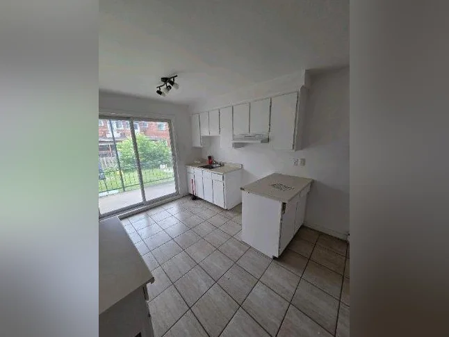very nice and big 4.5 apartment for rent in Laval thumbnail 4