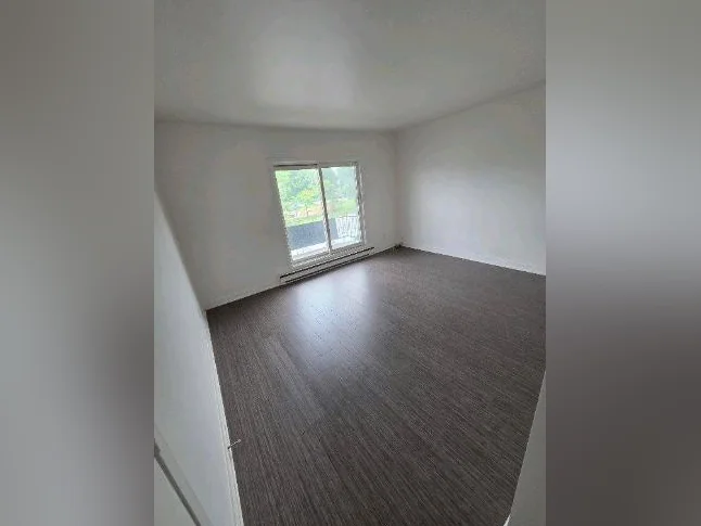 very nice and big 4.5 apartment for rent in Laval