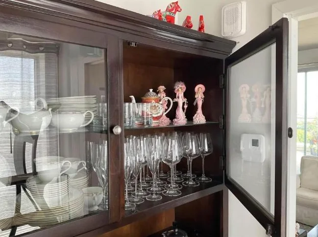 Buffet et Vaisselier Ashley de haute qualité en bois. thumbnail 5