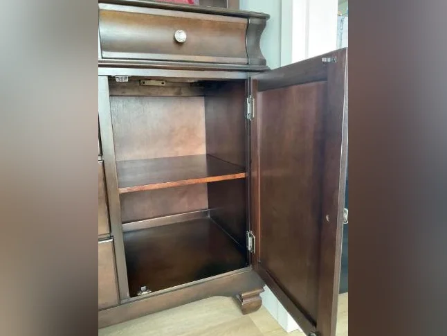Buffet et Vaisselier Ashley de haute qualité en bois. thumbnail 3