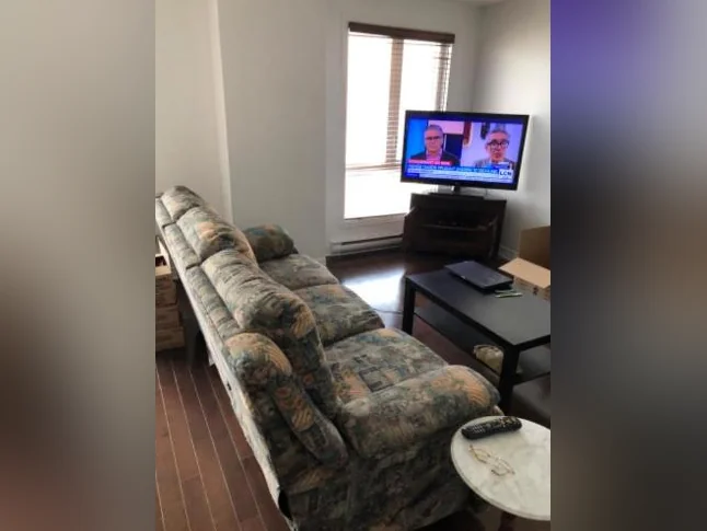 Ameublement complet pour un 3 1/2 à vendre tout d’un bloc. Je dois vider l’entrpôt. thumbnail 4