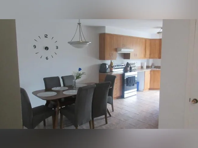 Magnifique grand 5 ½ à louer, haut de duplex, situé en face d'un parc à Anjou thumbnail 4