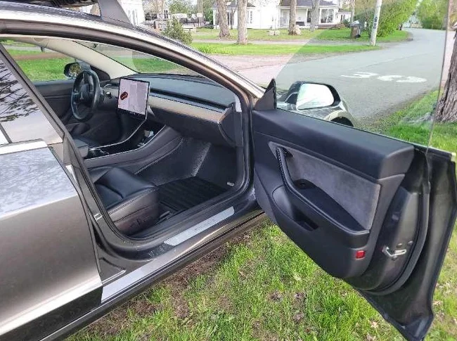 A1 Tesla 2018 modèle 3 Long range Premium Upgrades Midnignt Silver Metallic, RWD, entretenu Diamant et plusieurs accessoires thumbnail 8