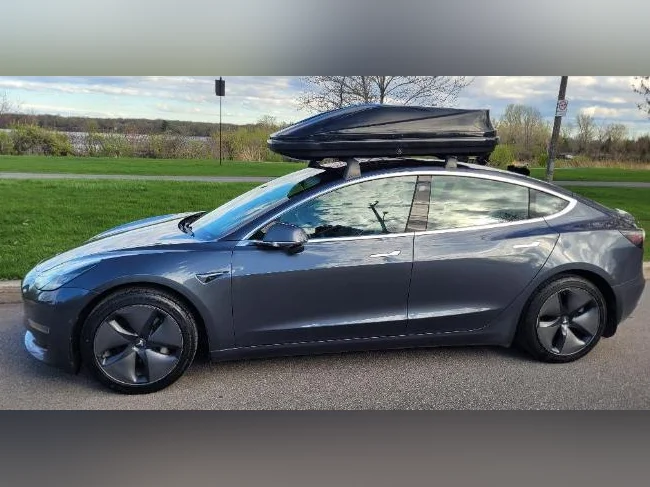 A1 Tesla 2018 modèle 3 Long range Premium Upgrades Midnignt Silver Metallic, RWD, entretenu Diamant et plusieurs accessoires thumbnail 2