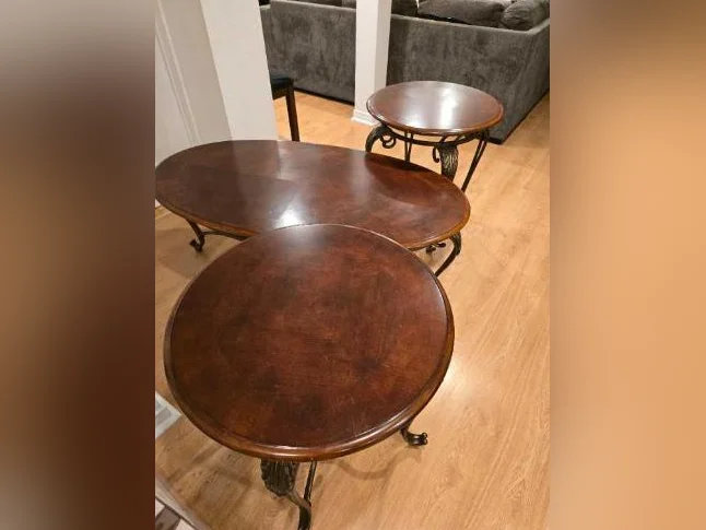 3 tables de Salon et 2 chaises en cuirs de une place et deux places. 400 $CA thumbnail 5