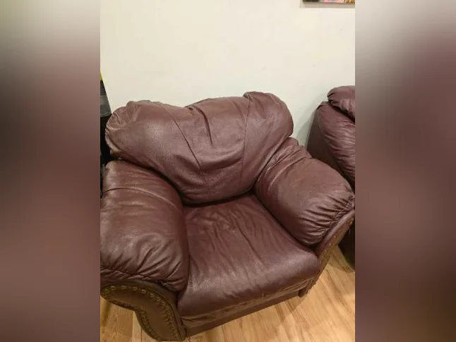 3 tables de Salon et 2 chaises en cuirs de une place et deux places. 400 $CA thumbnail 2
