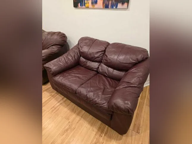 3 tables de Salon et 2 chaises en cuirs de une place et deux places. 400 $CA