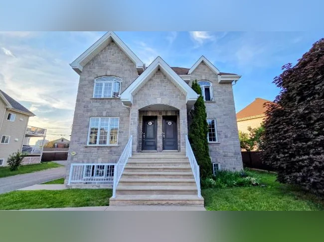 Carrefour Laval très jolie et grand 4 ½ de style condo, situé au 1er étage d’un triplex